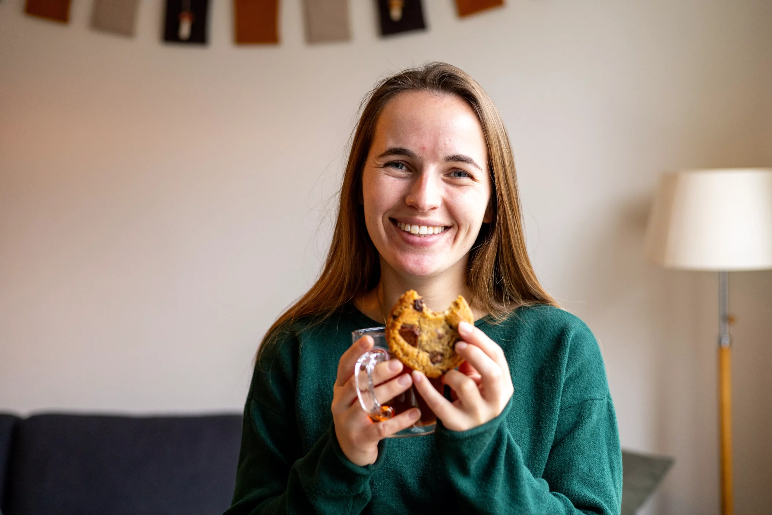 Portret bakker Makkerman terwijl ze geniet van een koekje bij de thee.