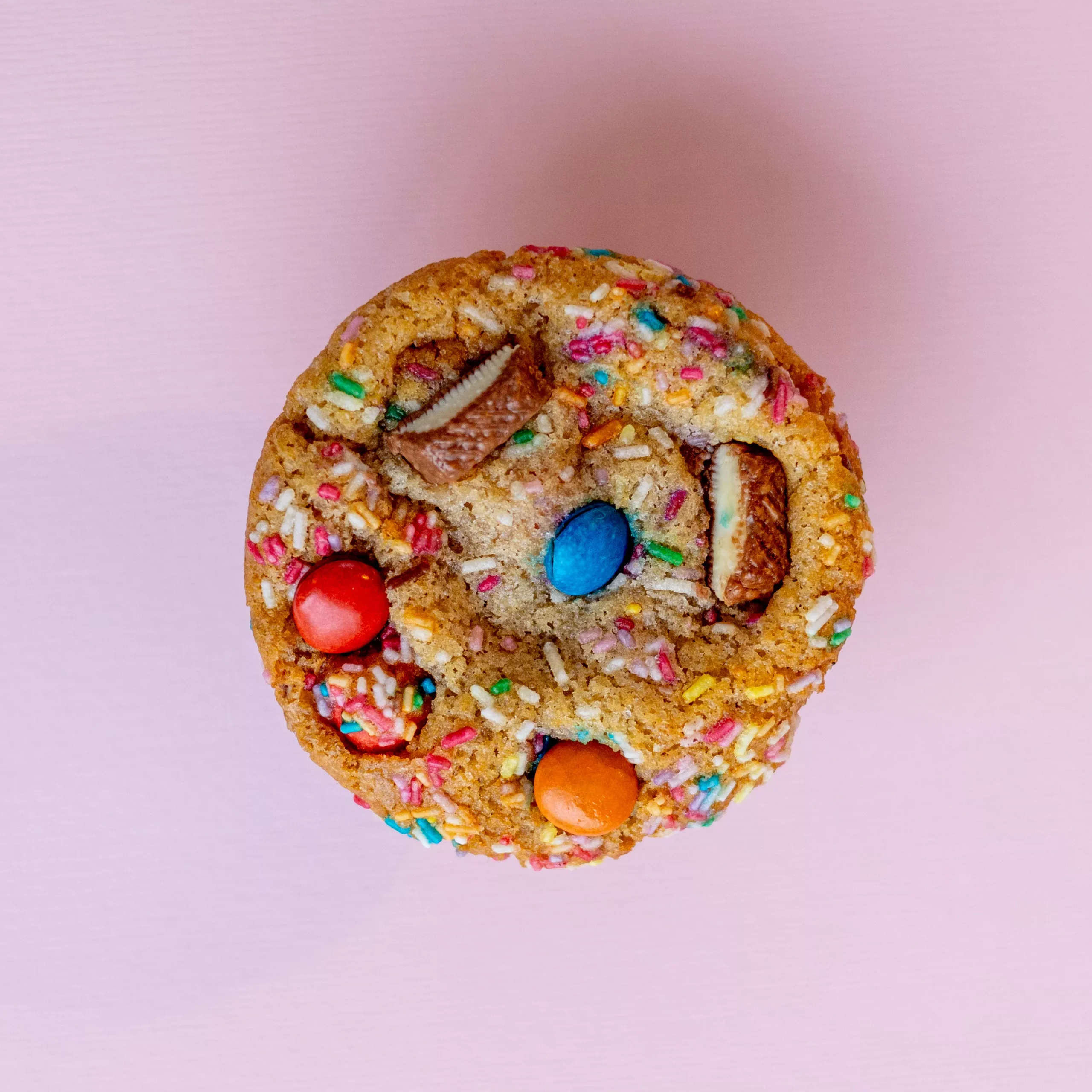 Confetti koekje vol kleurrijke stukjes en een zachte, chewy bite.