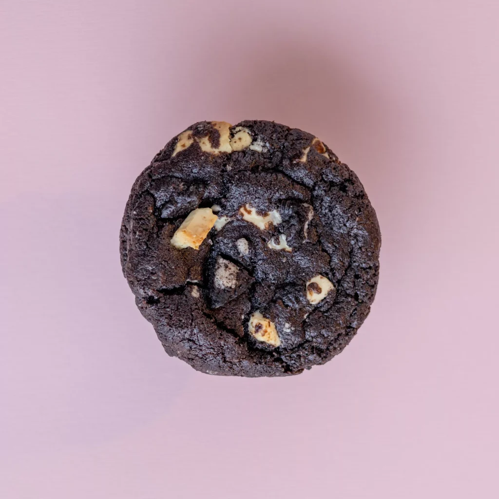 Cookies-and-cream koekje met stukjes chocolade en romige crunch.