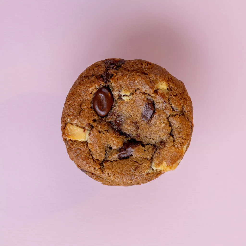 Mokka koekje met koffiesmaak en chocoladeaccenten.