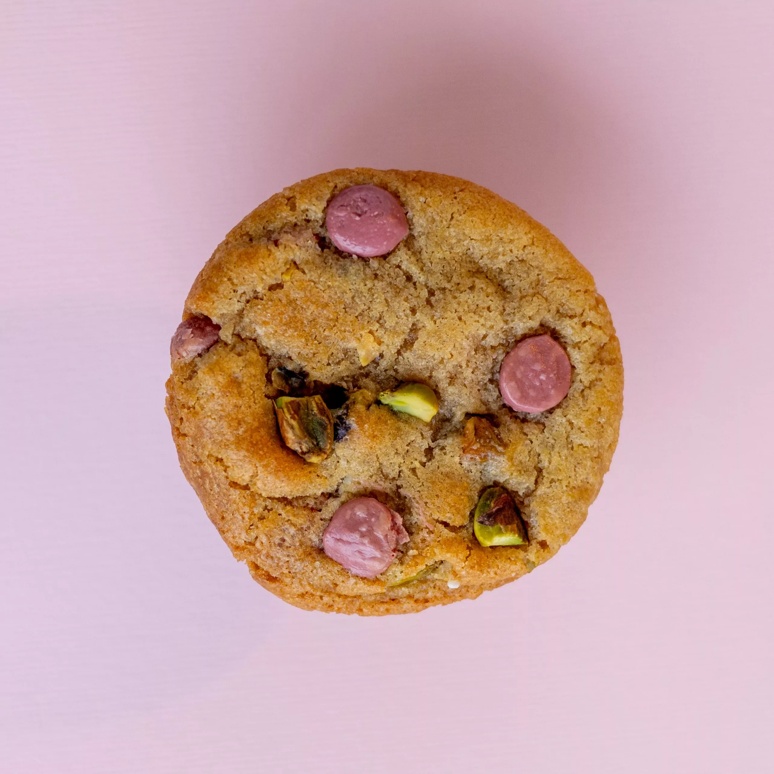 Koekje met pistache en Ruby-chocolade voor een frisse, fruitige smaak.