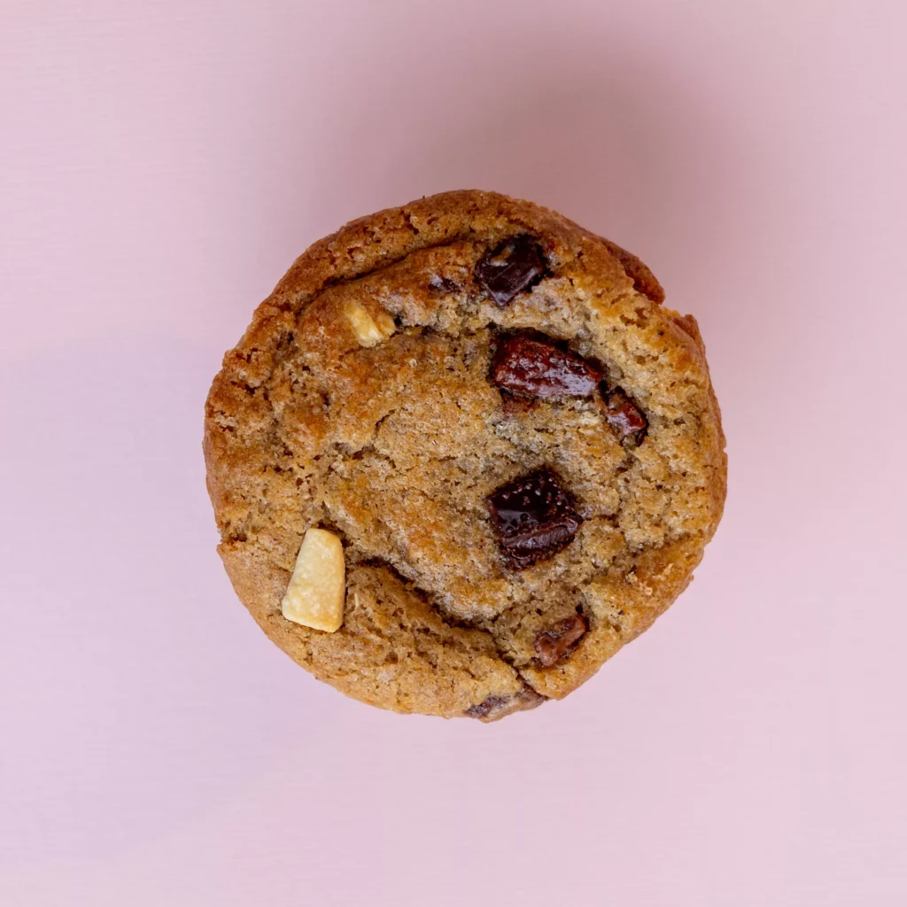 Koekje met drie soorten chocolade, rijk en extra chewy.