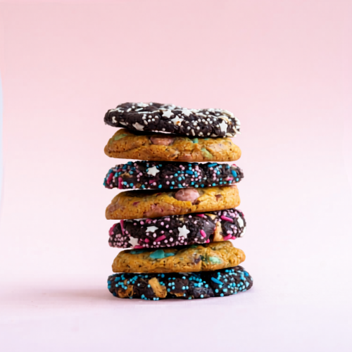 Stapel geboorte koekjes voor kraambezoek en babyshower.